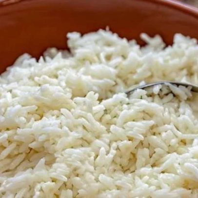 Porção de arroz branco tem efeito próximo ao açúcar, diz Harvard