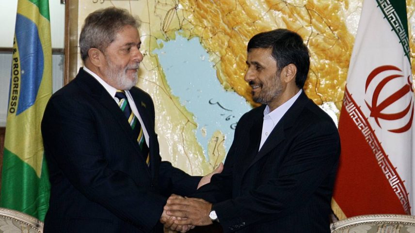Presidente Lula é recebido pelo então presidente do Irã, Mahmoud Ahmadinejad, em Teerã, em 2010 (16/05/2010)