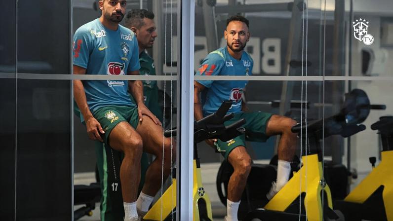 Danilo e Neymar fazem treinos leves na bicicleta –