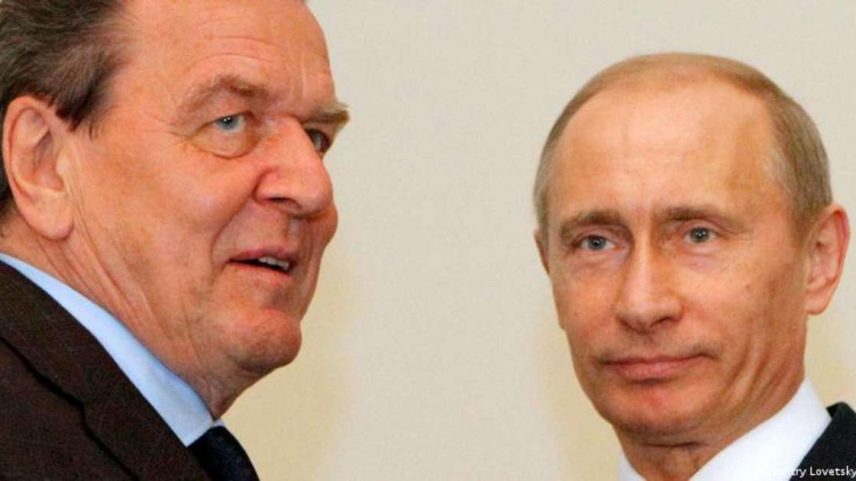 Ex-chanceler Gerhard Schröder vem sendo fortemente criticado por manter laços próximos com Vladimir Putin