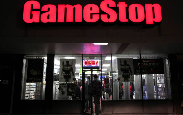 Pessoas em frente a uma unidade da loja de videogames GameStop, em Nova York