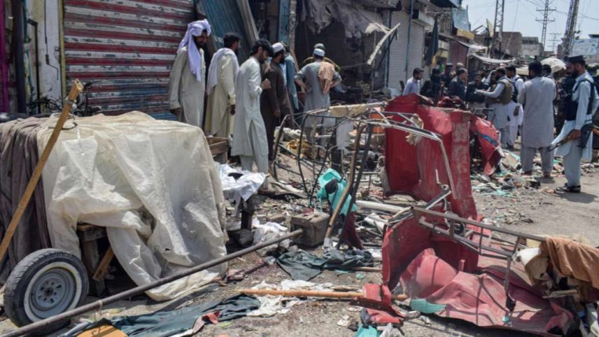 Agentes de segurança inspecionam o local da explosão após um ataque suicida na área de Sarai Naurang, no distrito de Lakki Marwat, no Paquistão, em 12 de maio de 2026.