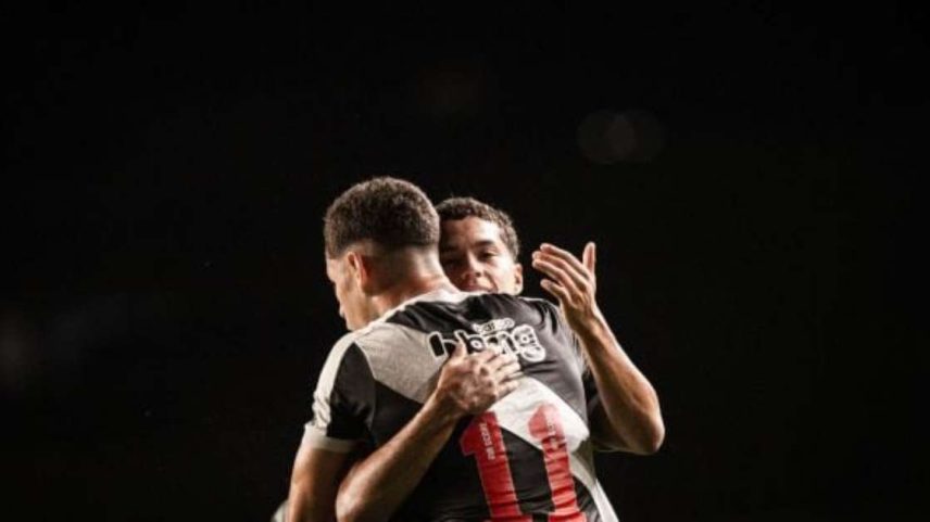 Bruno Lopes e Zuccarello (de costas) formam excelente dupla na base do Vasco –