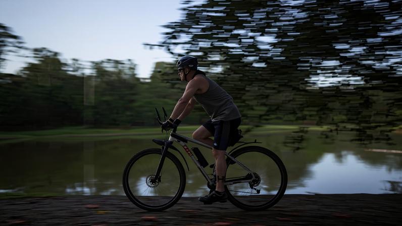 Homem anda de bicicleta no Parque do Ibirapuera, em São Paulo; estudos mostram que a prática de exercício física é benéfica no tratamento de câncer