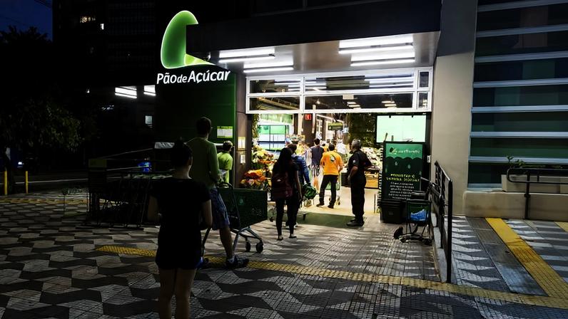 Fila de consumidores em unidade do supermercado Pão de Açúcar em São Paulo