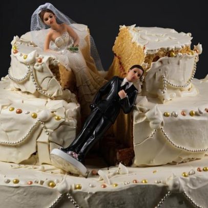 Solteira e infeliz, vale ir ao casamento da amiga? Terapeuta responde