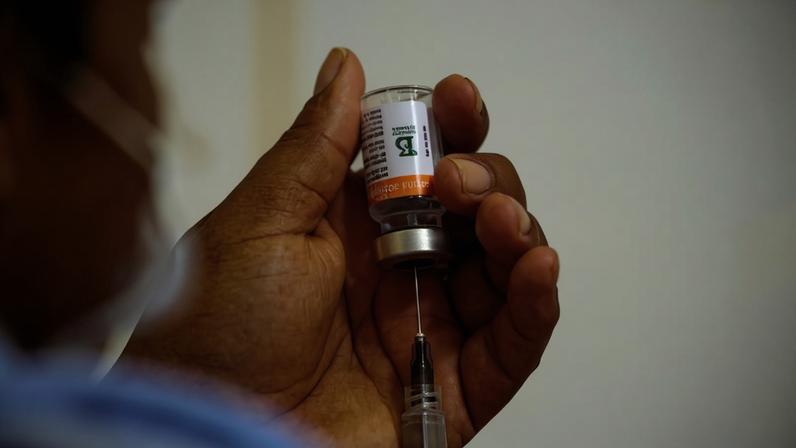 Profissional de saúde prepara vacinação com dose da Coronavac em São Paulo