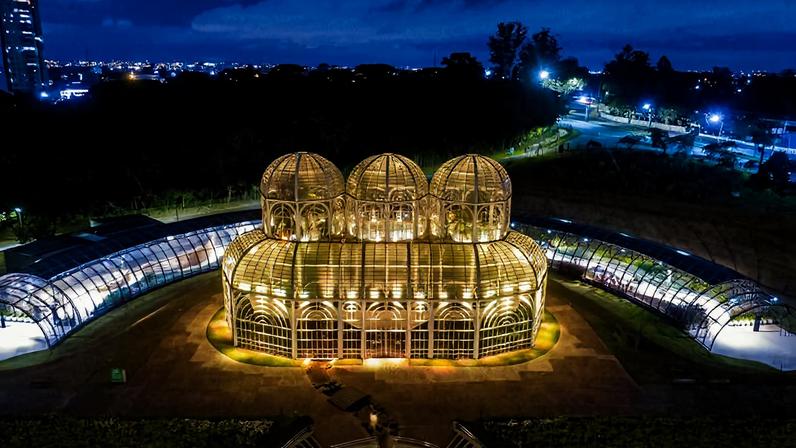 Imagem do Jardim Botânico de Curitiba, a primeira capital a aparecer no ranking IPS Brasil 2026, que mede a qualidade de vida da população