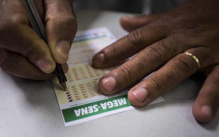 Apostador faz seus jogos da Mega-Sena em casa lotérica do centro de São Paulo; concurso 3008 vai pagar R$ 56,9 milhões nesta quinta (14)