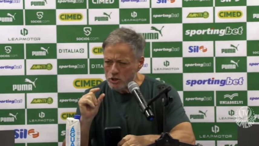 Anderson Barros, diretor de futebol do Palmeiras, reclama de gol anulado por toque de mão.