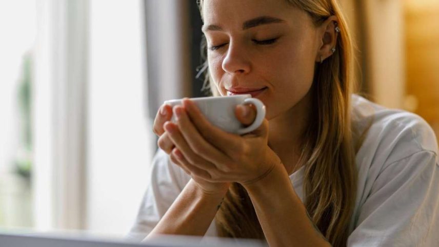 Excesso de cafeína, energéticos e treinos intensos pode aumentar o risco de alterações cardíacas