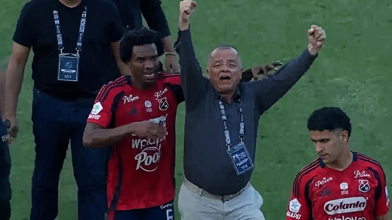 Raúl Giraldo faz gestos irônicos na direção da torcida do próprio clube –