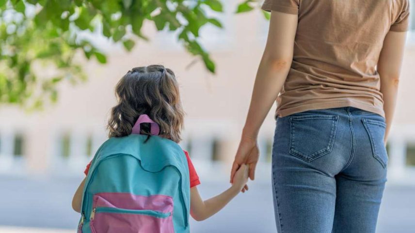 Peso excessivo na mochila escolar pode afetar postura, coluna e conforto das crianças.