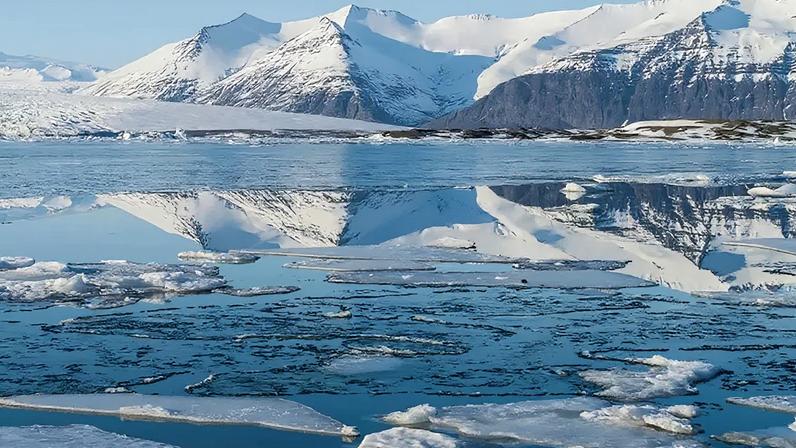 O derretimento envolve fatores como oceanos mais quentes, escurecimento do gelo e mudanças na circulação atmosférica – depositphotos.com / StockWithMe