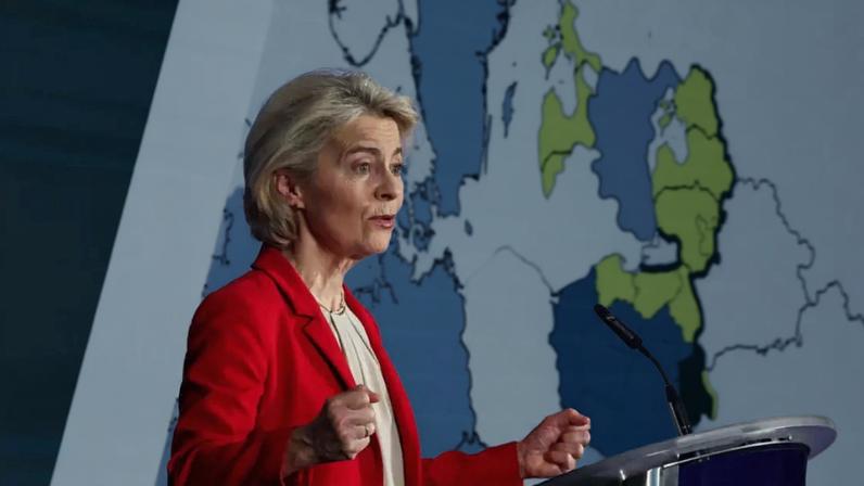 Ursula von der Leyen discursa em conferência sobre as regiões orientais da União Europeia que fazem fronteira com Rússia, Belarus e Ucrânia, em Bruxelas, em 26 de fevereiro de 2026.