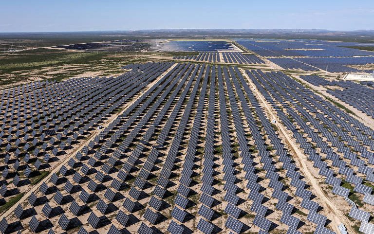 Fazenda de energia solar próxima à cidade de McCamey, no Texas, nos Estados Unidos