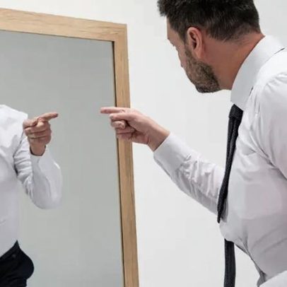 Espelho não inverte o mundo: paradoxo da reflexão e erros de percepção