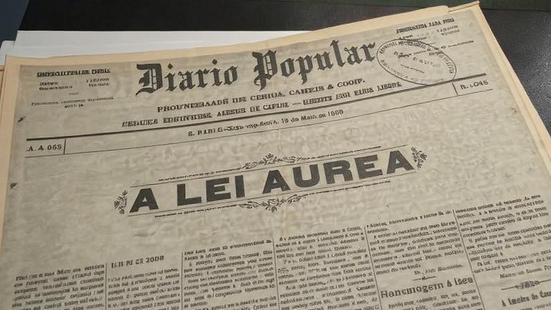 Primeira página da edição de 14 de maio de 1888 do jornal Diário Popular, de São Paulo, noticiando a assinatura da Lei Áurea; documento pode ser encontrado nos arquivos da Câmara dos Deputados