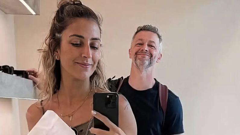 Após declaração a Sandy, Lucas Lima exibe momento afetivo da nova namorada com o filho, Theo.