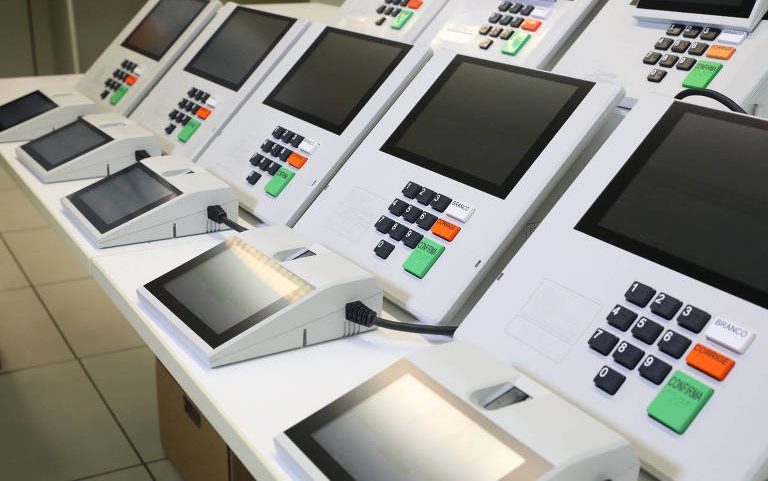 Novas urnas eletrônicas, usadas a partir das eleições de 2022