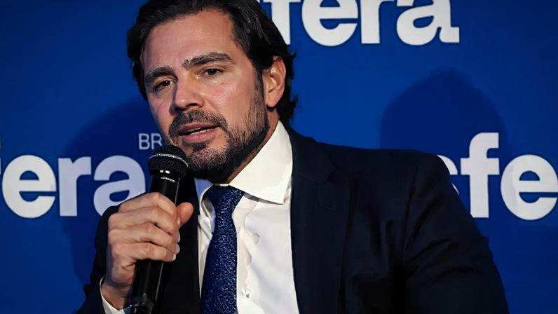 Vorcaro está preso preventivamente, enquanto negocia o acordo de delação