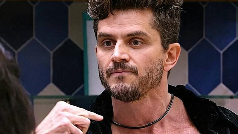 O médico foi expulso da casa após ser acusado de agredir Emily Araújo. Após as denúncias, o ex-BBB chegou a participar de A Fazenda 9 (Record) e saiu do programa como vice-campeão