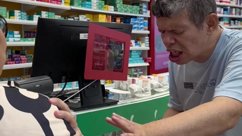 Autista inspira ao orar por homem enfermo e pede que vá ao hospital