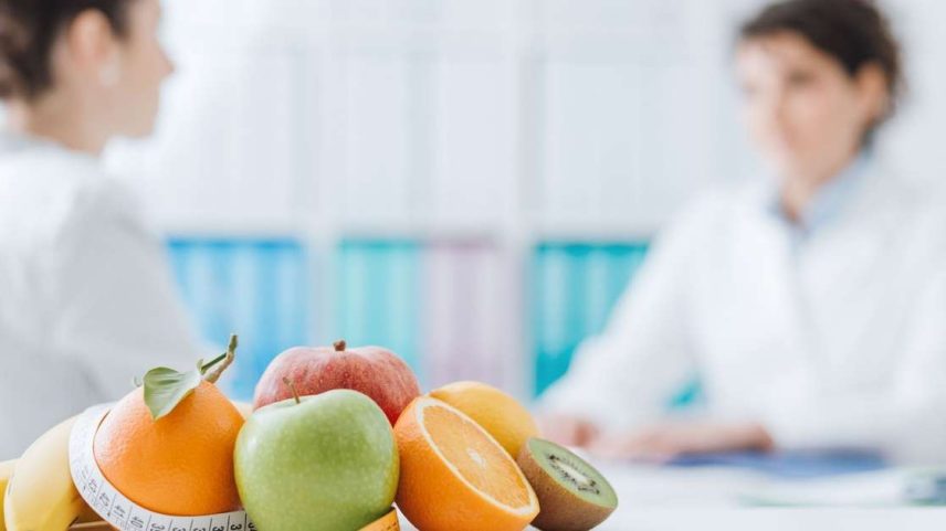 Nutricionista ou nutrólogo? Entenda as diferenças de formação, quem pode prescrever dietas ou remédios e saiba qual profissional escolher