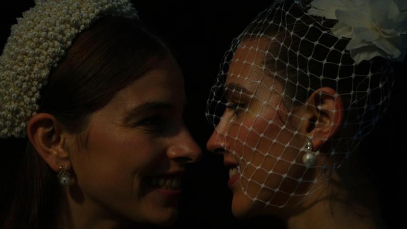 Figurinista da Globo, Paula Carneiro, conta bastidores do casamento de Juquinha e Lorena em 'Três Graças'.