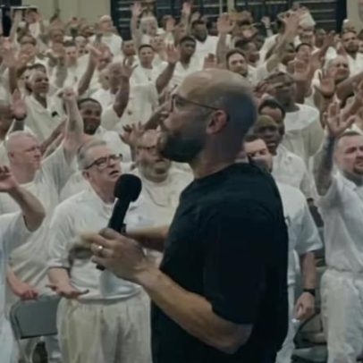 Centenas de detentos participam de culto religioso nos EUA; dizem que Deus age