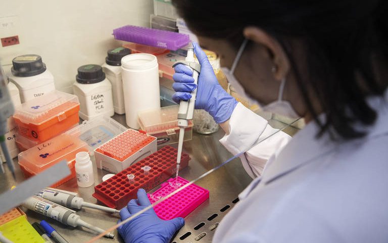 Profissional trabalha em mapeamento genético de câncer em laboratório de hospital