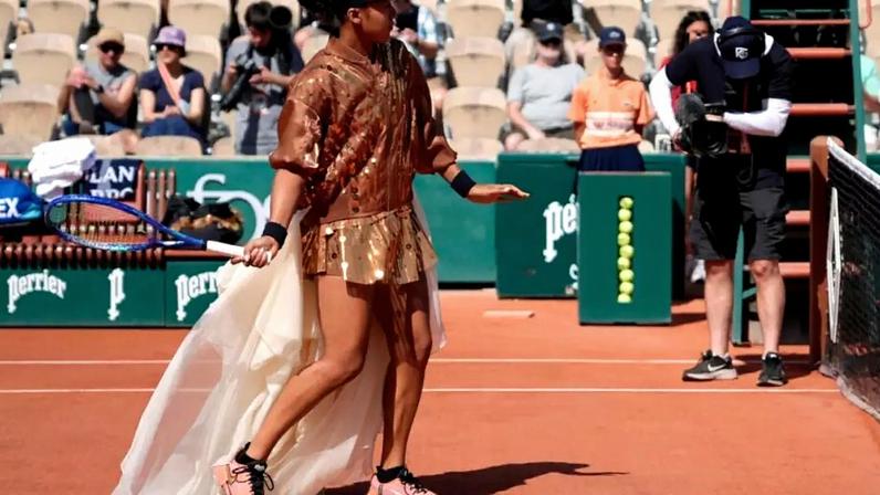 A tenista Naomi Osaka tem causado sensação ao entrar na quadra de Roland-Garros usando vestidos de alta-costura (28/05/26).