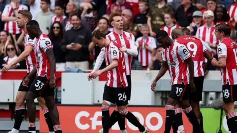 Momento do primeiro gol do Brentford na vitória sobre o West Ham –