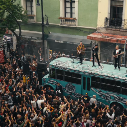 U2 grava clipe de música nova em ônibus no México