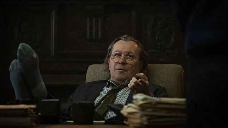 Gary Oldman como o espião Jackson Lamb em cena da série 'Slow Horses', do Apple TV