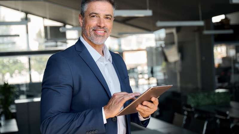 A escolha entre franquia e negócio próprio envolve planejamento, perfil empreendedor e avaliação dos riscos e oportunidades de cada modelo