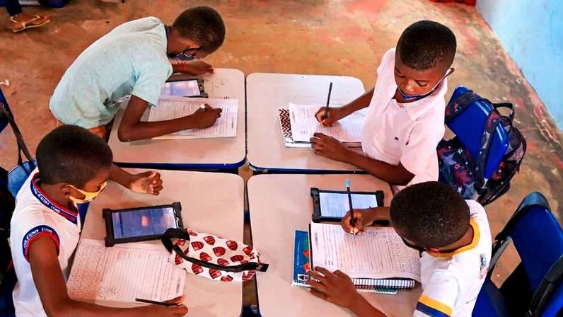 Crianças do Quilombo Mimbó, no Piauí, participam de aulas com os tablets.