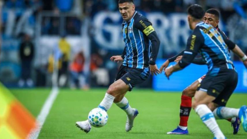 Luís Castro grita instruções para o time durante a derrota do Grêmio para o Flamengo.