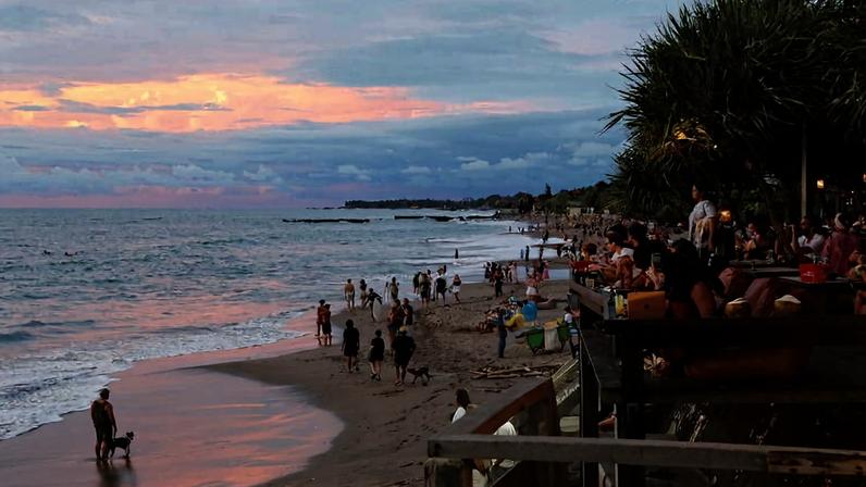 Turistas na praia de Canggu em Bali