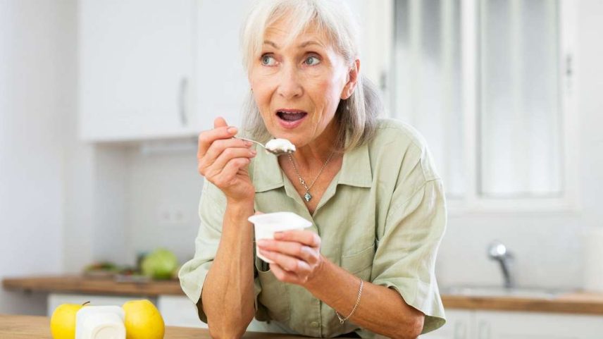 Sofre com intolerância à lactose? Beba kefir; a bebida reduz até 80% do açúcar do leite e elimina o inchaço abdominal segundo a ciência