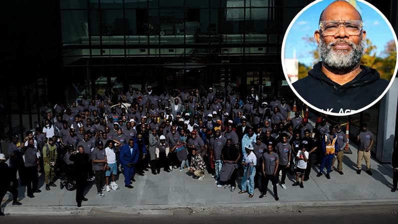 Centenas de homens se reúnem diante do quase concluído Centro McCormick; no destaque, pastor Corey B. Brooks. (Foto: Corey B. Brooks)
