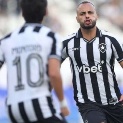 Arthur Cabral faz hat-trick e Botafogo vence Corinthians no Nilton Santos