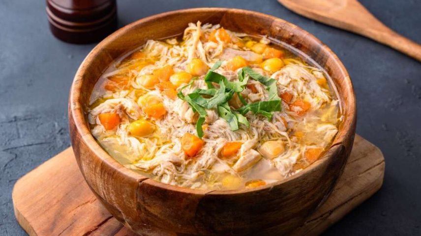 Sopa de frango com grão-de-bico
