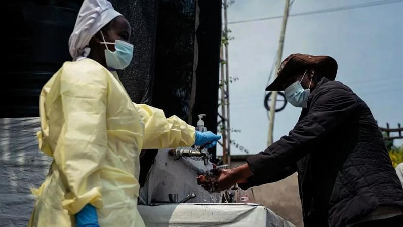 Todos os visitantes e pacientes devem lavar as mãos e medir a temperatura antes de entrar no Hospital Kyeshero na cidade de Goma, na República Democrática do Congo