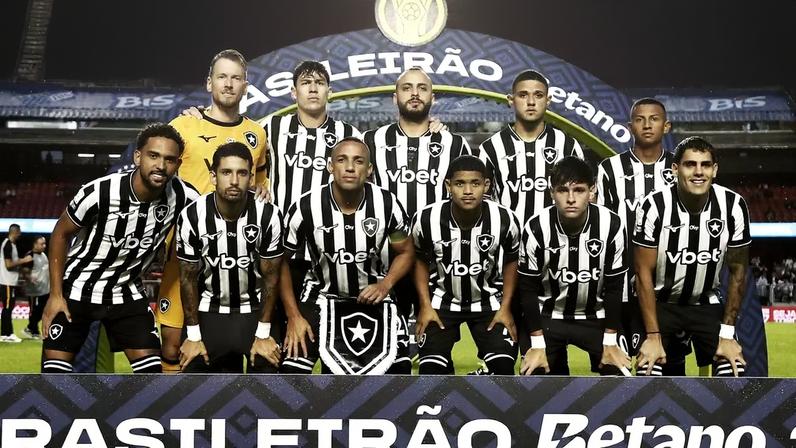 Elenco botafoguense posando para foto