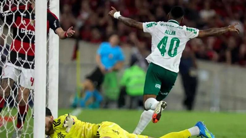 Allan, do Palmeiras, comemora gol marcado sobre o Flamengo no Maracanã, pelo Brasileirão 2026.
