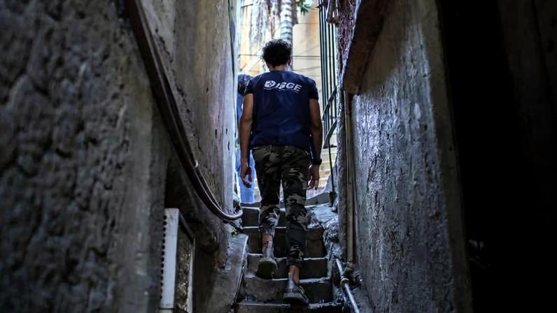 Recenseador do IBGE percorre trecho da favela da Rocinha, no Rio, durante a operação do Censo 2022