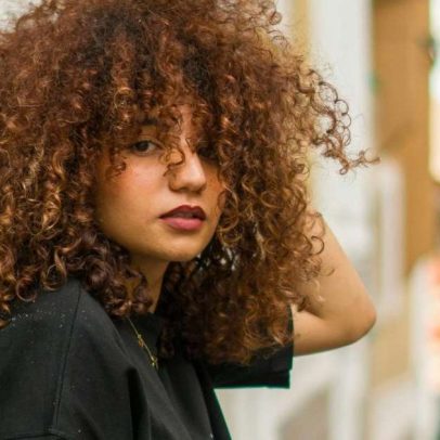 Cortes de cabelo cacheados com franja 2026: oito estilos realçam cachos
