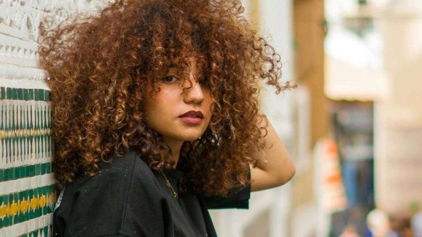 Tendências para cabelo cacheado apostam em movimento, leveza e fios com acabamento natural para renovar o visual sem perder personalidade.