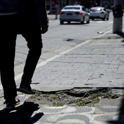 Medo de cair por má condição das calçadas atinge 43% dos idosos no Brasil